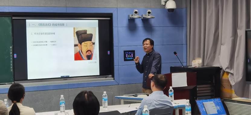 人们在看台上的人在电视前 低可信度描述已自动生成